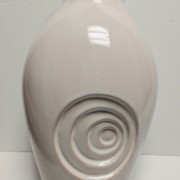 3D Cream Colored Vase Marquise Opening Abstract Circle Design Glossy 12.25" X 8" - Picture 6 of 11